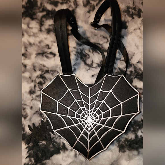 Heart Shaped Spiderweb Backpack - Picture 1 of 3